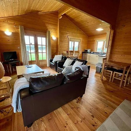 Lilly Lodge, Lake Pochard เซาธ์เซอร์นีย์ ภายนอก รูปภาพ