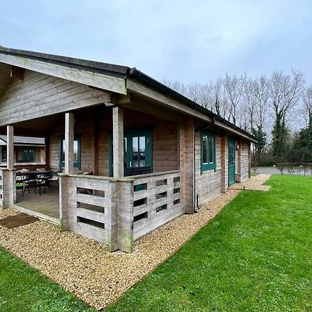 Lilly Lodge, Lake Pochard เซาธ์เซอร์นีย์ ภายนอก รูปภาพ