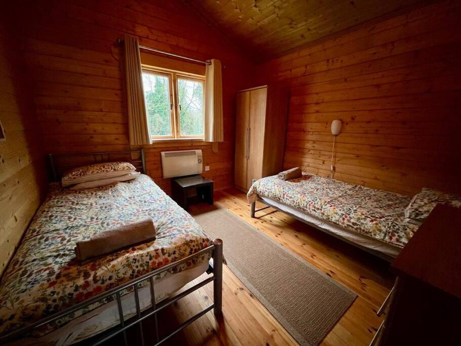 Lilly Lodge, Lake Pochard เซาธ์เซอร์นีย์ ภายนอก รูปภาพ