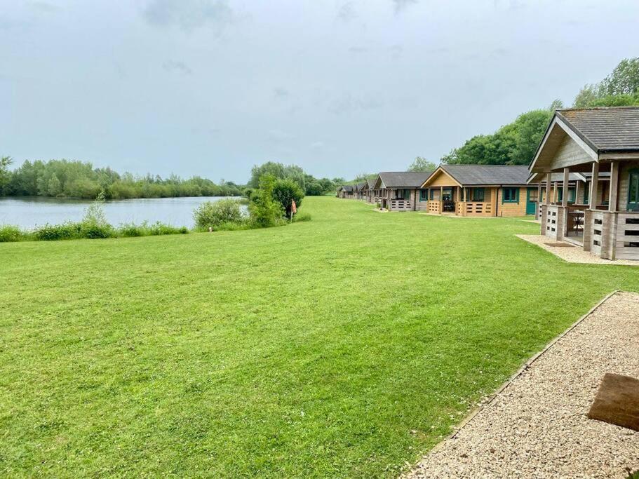 Lilly Lodge, Lake Pochard เซาธ์เซอร์นีย์ ภายนอก รูปภาพ