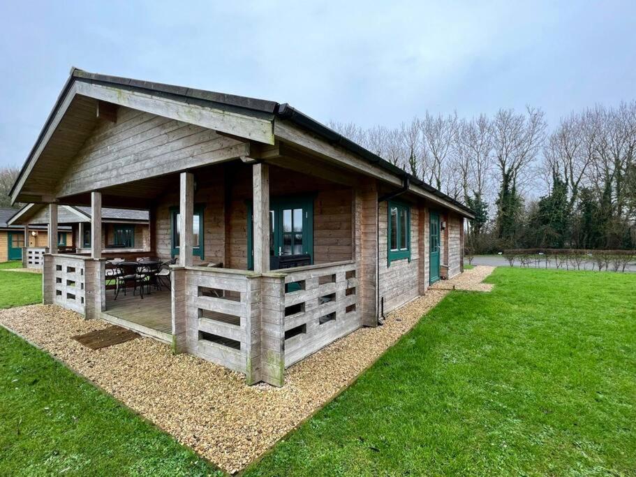 Lilly Lodge, Lake Pochard เซาธ์เซอร์นีย์ ภายนอก รูปภาพ