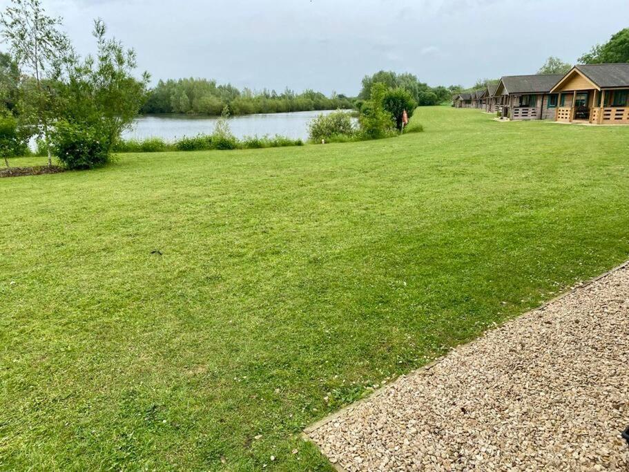 Lilly Lodge, Lake Pochard เซาธ์เซอร์นีย์ ภายนอก รูปภาพ