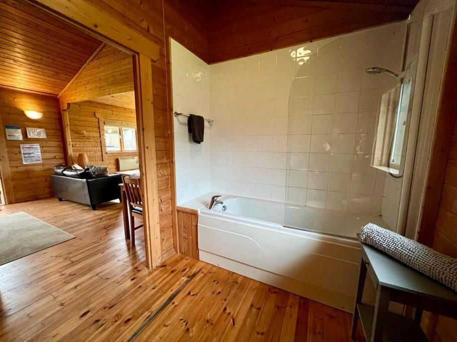 Lilly Lodge, Lake Pochard เซาธ์เซอร์นีย์ ภายนอก รูปภาพ