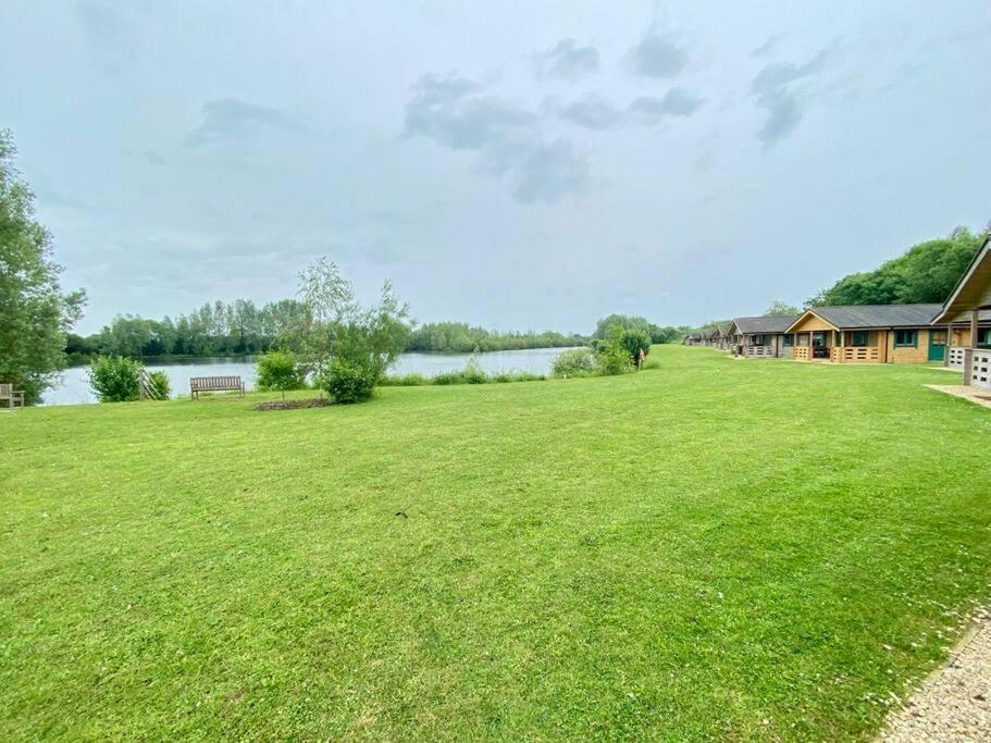 Lilly Lodge, Lake Pochard เซาธ์เซอร์นีย์ ภายนอก รูปภาพ