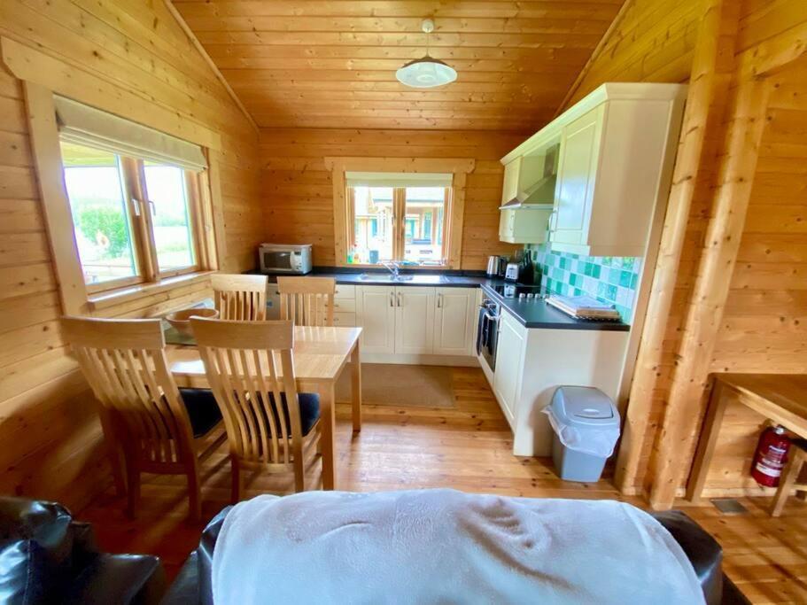 Lilly Lodge, Lake Pochard เซาธ์เซอร์นีย์ ภายนอก รูปภาพ