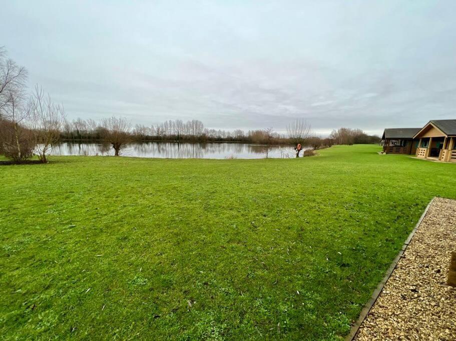 Lilly Lodge, Lake Pochard เซาธ์เซอร์นีย์ ภายนอก รูปภาพ