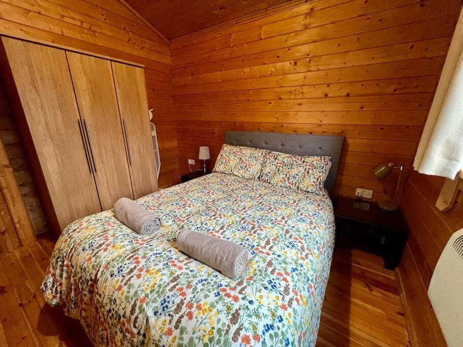 Lilly Lodge, Lake Pochard เซาธ์เซอร์นีย์ ภายนอก รูปภาพ